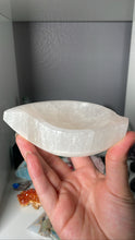 Load image into Gallery viewer, Selenite Leaf Bowl