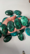 Load image into Gallery viewer, Malachite Palmstones