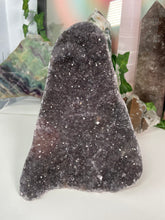 Load image into Gallery viewer, Amethyst Cut Base #120
